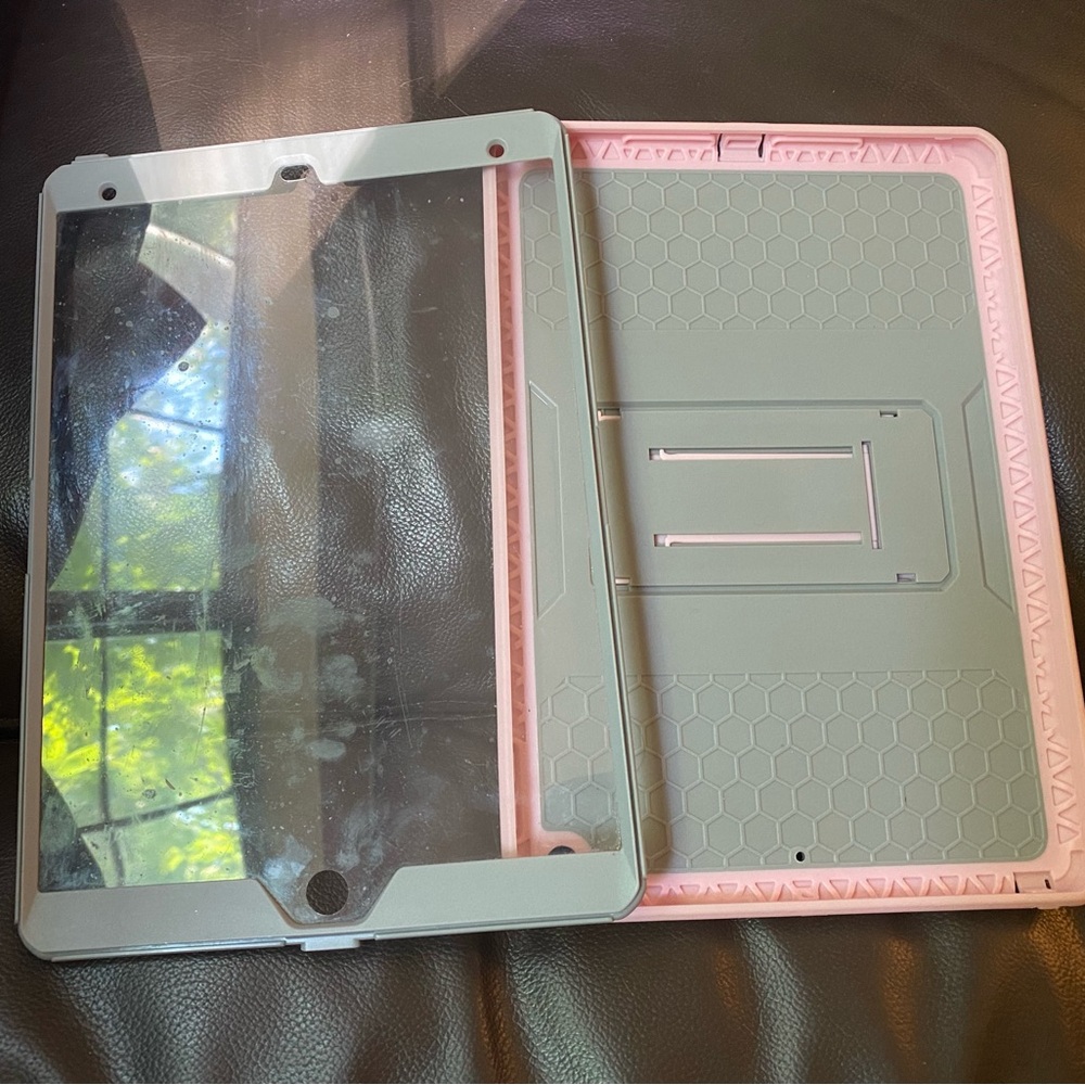Apple iPad Hardshell Case and Case with Keyboard